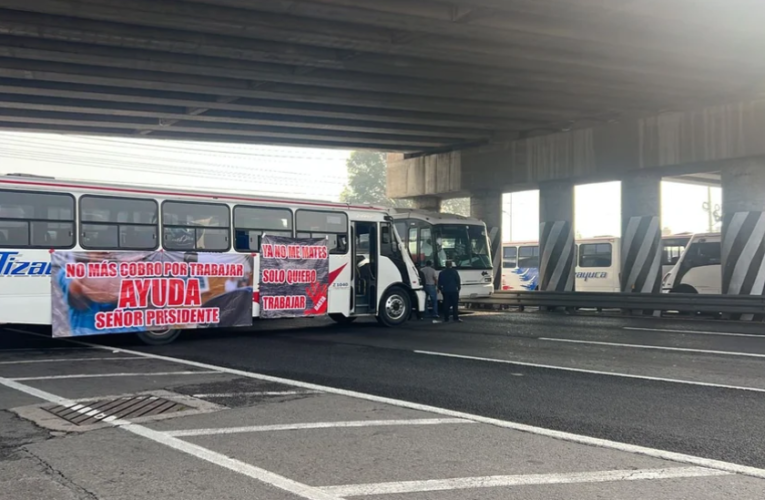 Transportistas cierran ambos sentidos de la carretera México-Pachuca