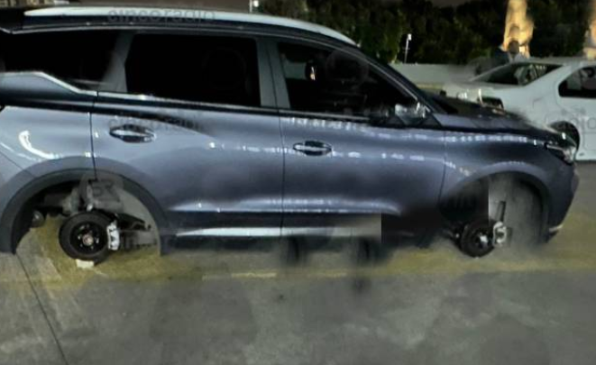 Un auto es saqueado en el estacionamiento del CCU de la BUAP