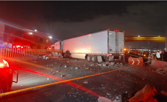 En la México-Puebla, un choque con un tractocamión que invadió carriles resulta en un muerto y varios heridos