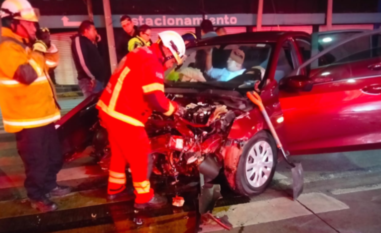 Choque entre un vehículo conducido por una persona ebria y un autobús al pasar un semáforo en rojo