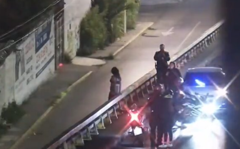 Una mujer es rescatada por la Policía Municipal mientras intentaba lanzarse desde un puente al Periférico Ecológico