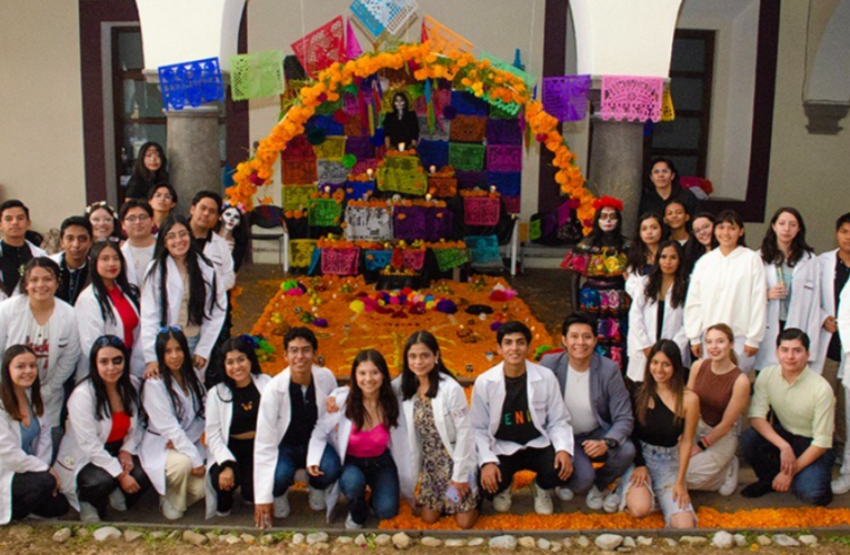 Con concurso de ofrendas, Universidad de la Salud contribuye a preservar tradición de Día de Muertos