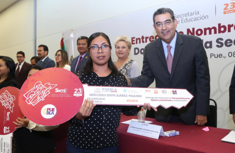 Con entrega de nombramientos, gobierno estatal reconoce a docentes y brinda certeza laboral