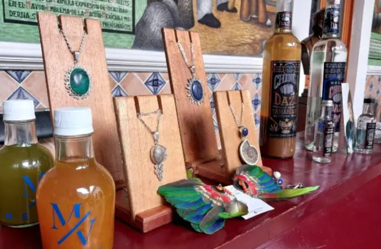 Artistas locales y productores de mezcal en Tehuacán participan en el Buen Fin con descuentos