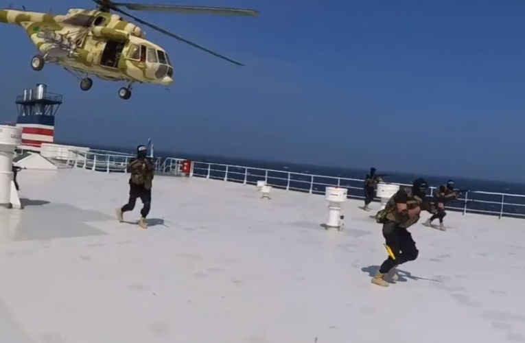 Imágenes del barco con tripulantes mexicanos secuestrado en el Mar Rojo son presentadas por los hutíes