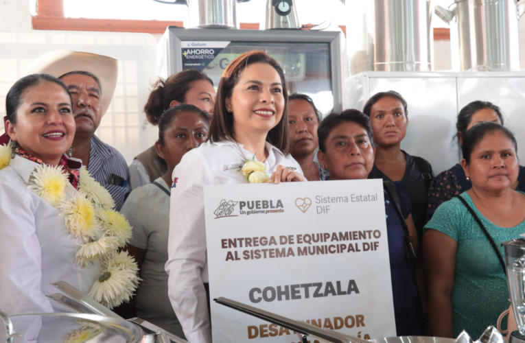 Entrega Gaby Bonilla equipamiento y aparatos rehabilitatorios en la Mixteca poblana