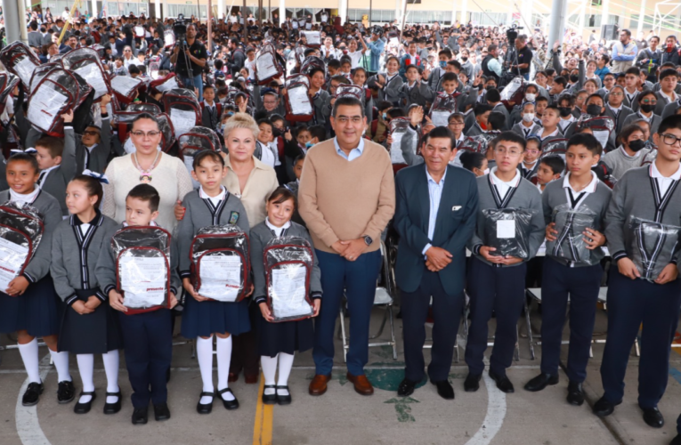 Con entrega de uniformes escolares, gobierno de Sergio Salomón reafirma compromiso con la educación