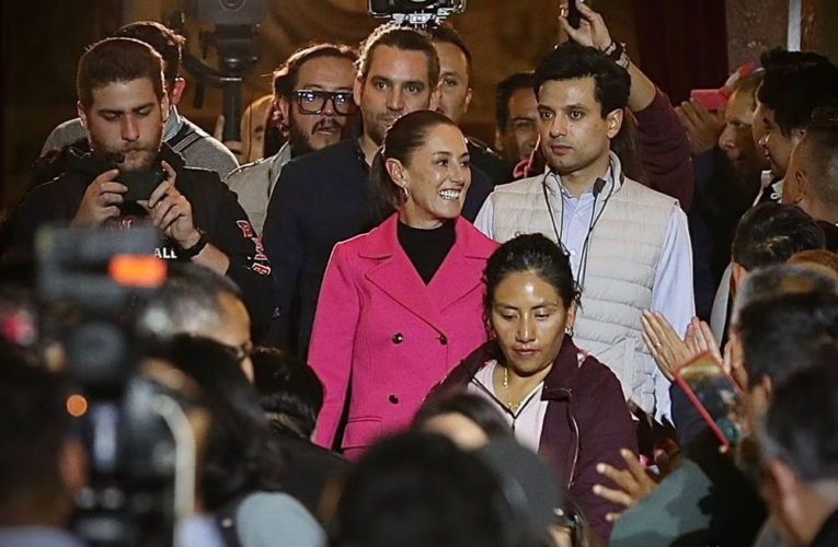 Aglomeración en la entrada del Metropólitan a causa del estreno del documental de Claudia Sheinbaum