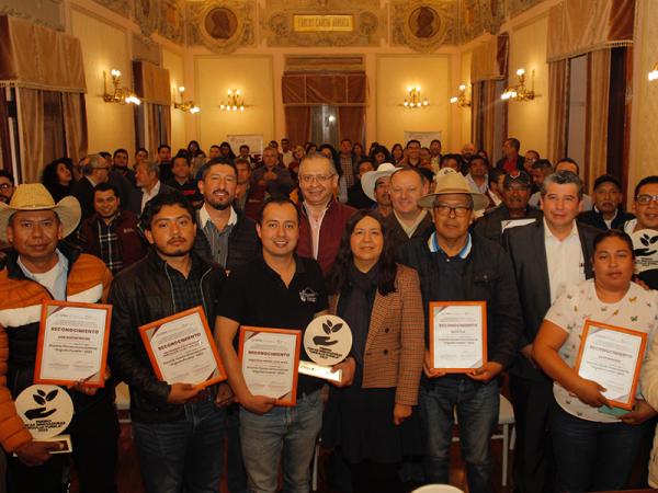 Reconoce gobierno de Puebla a productoras y productores de fincas