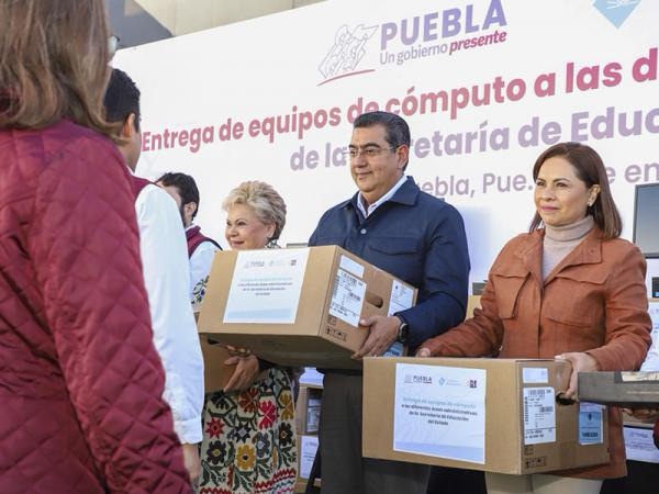 Con entrega de equipo de cómputo, Sergio Salomón renueva el servicio público